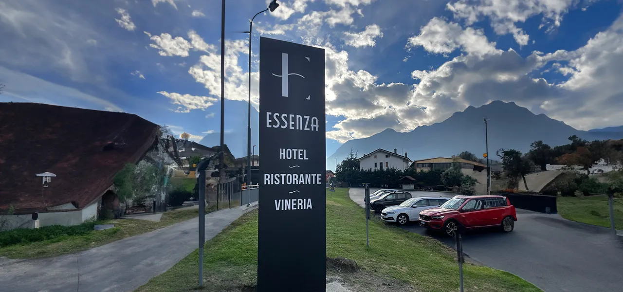 Insegna Totem Personalizzata - Essenza Hotel Ristorante Vineria